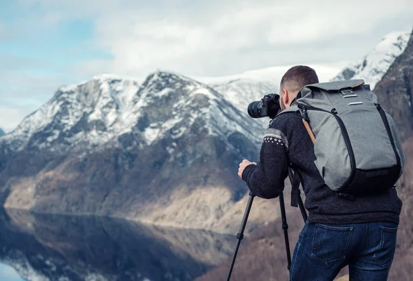 Proffesional photographpher at Stegastein view above Aurlandsfjord in Norway — стокове фото