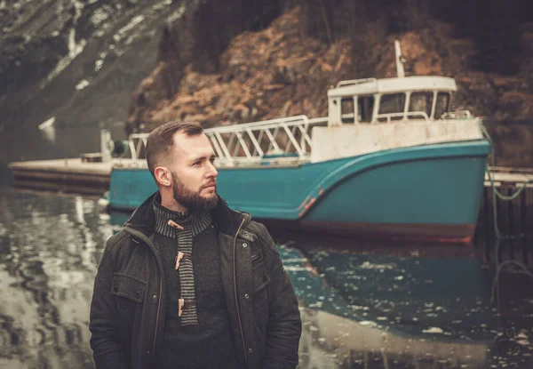 Homem perto de Naeroyfjord na aldeia de Gudvangen, Noruega — Fotografia de Stock