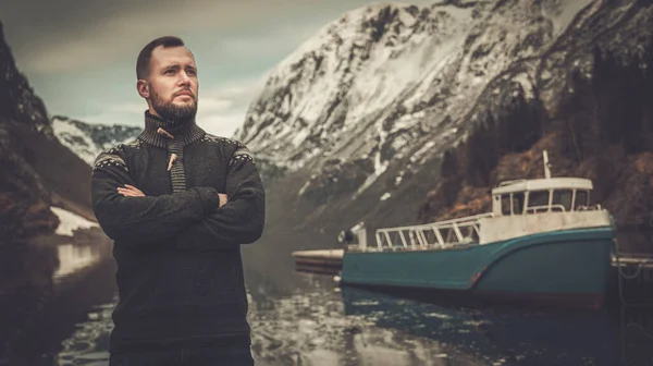 Homem perto de Naeroyfjord na aldeia de Gudvangen, Noruega — Fotografia de Stock