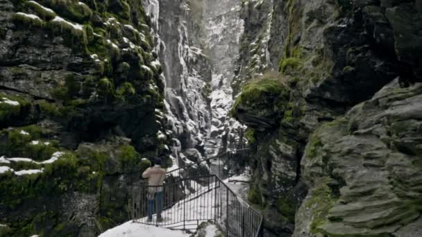 Norveç, Voss 'taki Bordalsgjelet vadisinde turist. — Stok video