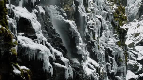 Buz Saçaklarıyla Dolu Bir Uçurum — Stok video