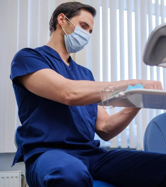 Dottore che indossa una maschera protettiva in un ospedale — Foto Stock