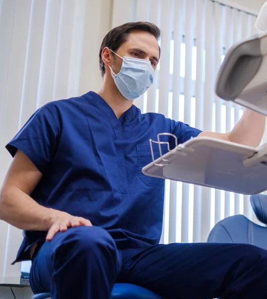 Doctor wearing protective mask in a hospital — Stock Photo, Image