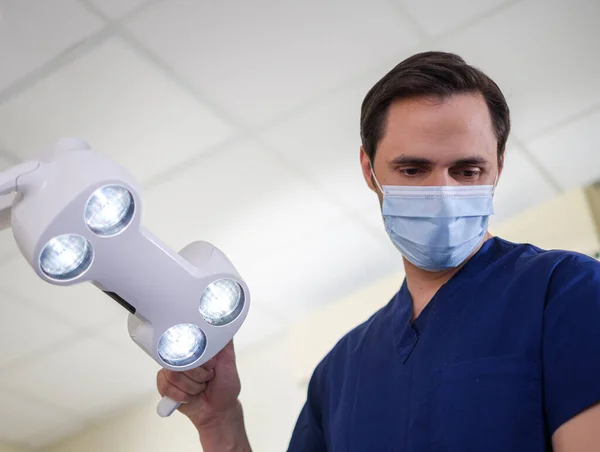 Médico usando máscara protetora em um hospital — Fotografia de Stock