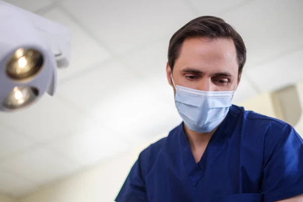 Dottore che indossa una maschera protettiva in un ospedale — Foto Stock