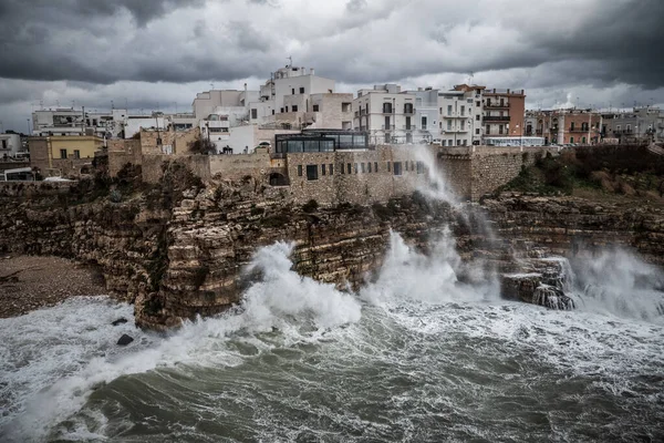 Mar tormentoso en Polignano a Mare, Italia —  Fotos de Stock