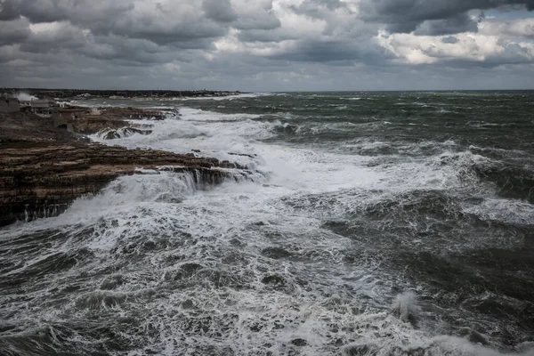 Stormachtige zee in Polignano a Mare, Italië — Stockfoto