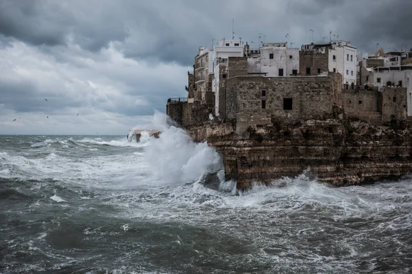 Штормове море в Поліньяно а Маре, Італія — стокове фото