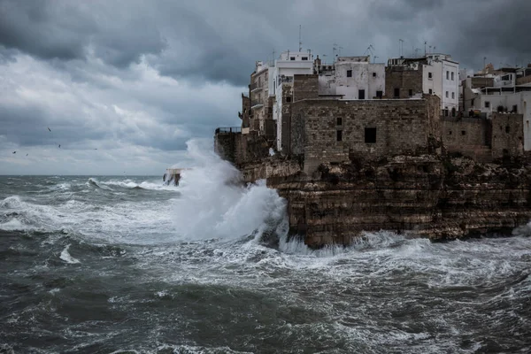 Viharos tenger Polignano a Mare, Olaszország — Stock Fotó