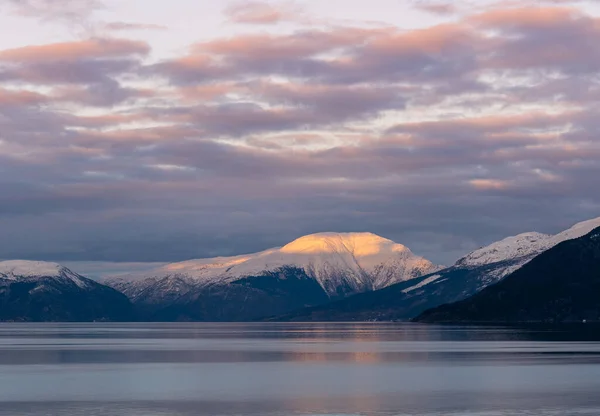 Norveç 'te Hardangerfjord' da Günbatımı. — Stok fotoğraf
