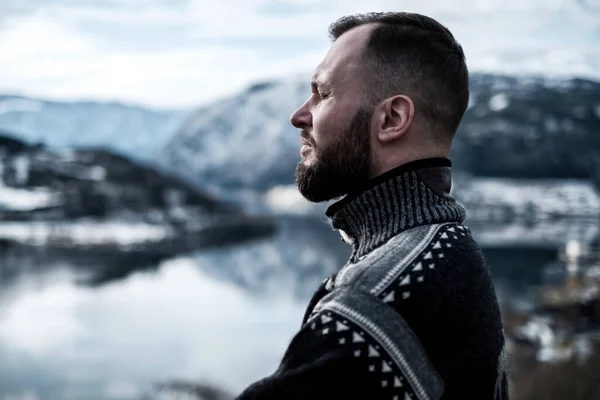 Mannen tittar på Sorfjorden, Norge. — Stockfoto