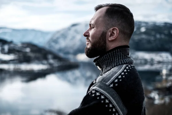 Homme regardant Sorfjorden, Norvège . — Photo