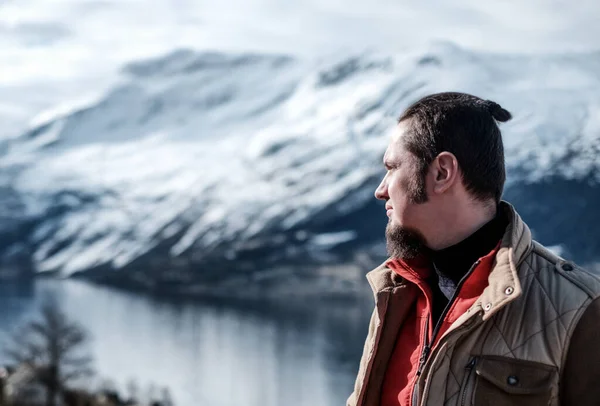 Homem olhando para Sorfjorden, Noruega . — Fotografia de Stock