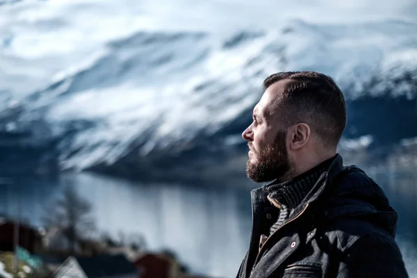 Man op zoek naar Sorfjorden, Noorwegen. — Stockfoto