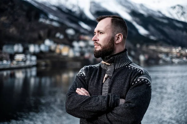Uomo di fronte alla bellissima città di Odda, Norvegia — Foto Stock