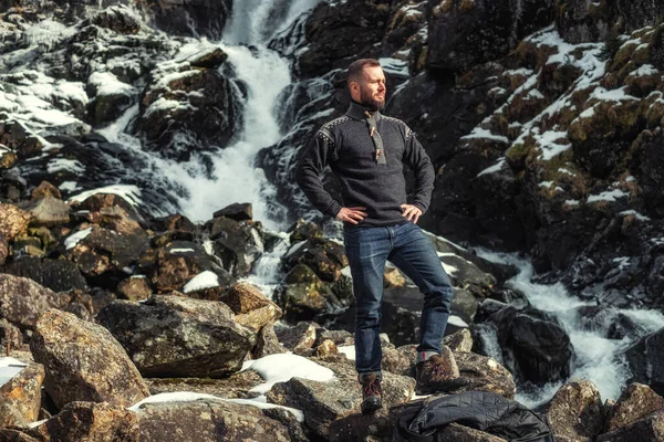 Hombre frente a la cascada Latefossen en invierno, Noruega —  Fotos de Stock
