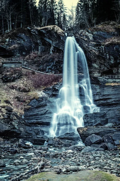 Steindalsfossen cachoeira à noite, Noruega — Fotografia de Stock