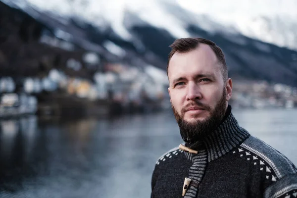 Hombre frente a la hermosa ciudad de Odda, Noruega —  Fotos de Stock