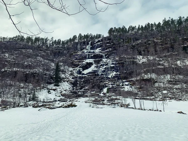 Twindefossen cachoeira durante o inverno na Noruega — Fotografia de Stock