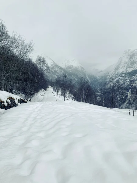 Estrada nevada Stalheimskleiva na Noruega — Fotografia de Stock