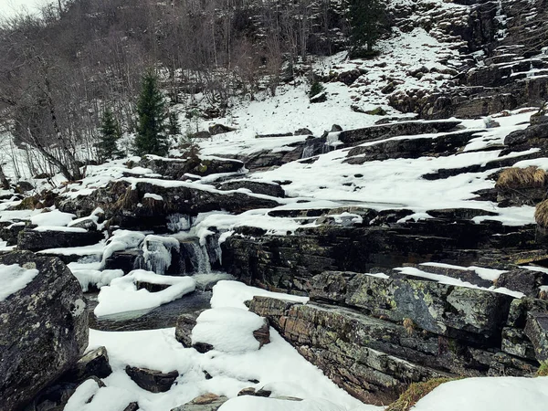 Norveç 'te kış boyunca Twindefossen şelalesi — Stok fotoğraf