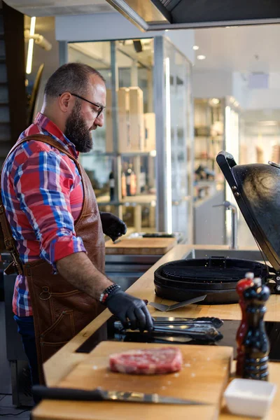 Chef preparar carvões antes de grelhar em um restaurante — Fotografia de Stock