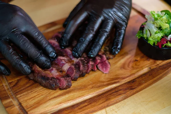 Serveren van vers gekookte biefstuk op een houten plank — Stockfoto