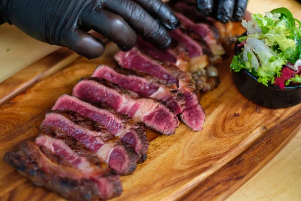 Servindo bife de carne cozido na hora em uma placa de madeira — Fotografia de Stock
