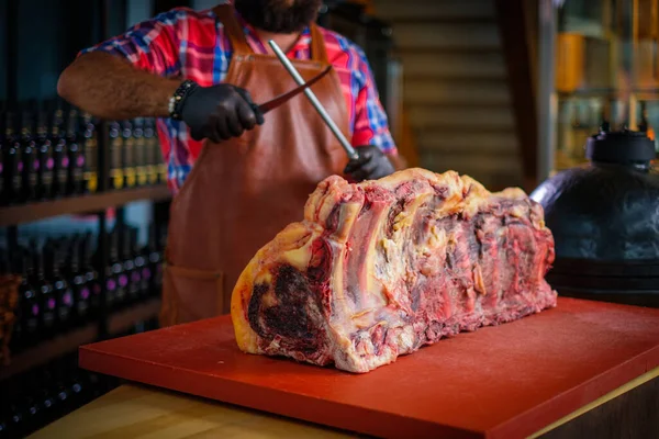 Шеф-повар режет говядину в ресторане — стоковое фото