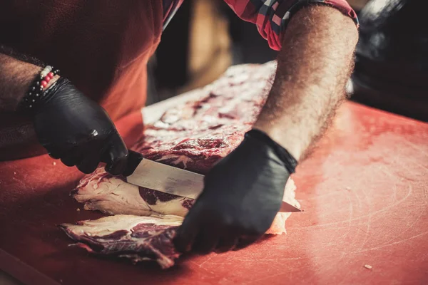 Chef cortando bifes de carne em um restaurante — Fotografia de Stock
