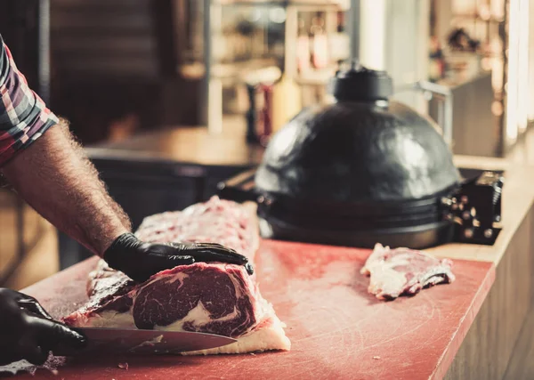 Szef kuchni krojący steki wołowe w restauracji — Zdjęcie stockowe