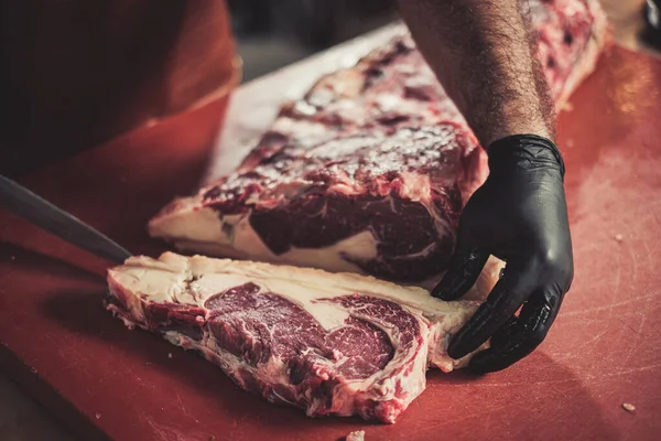 Chef cortando bifes de carne em um restaurante — Fotografia de Stock