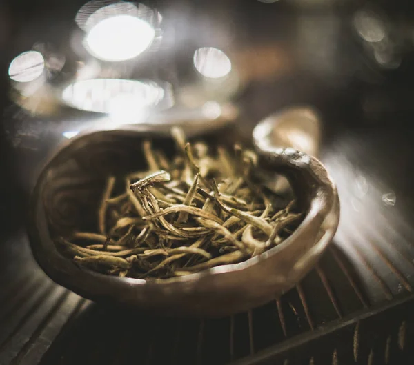 Вкусный чай в миске — стоковое фото