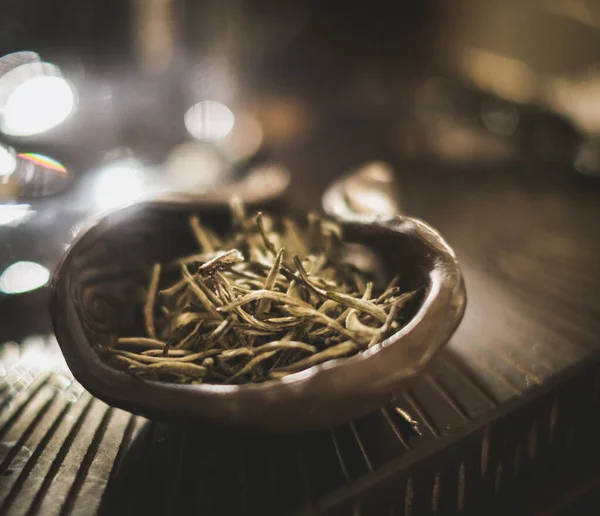 Вкусный чай в миске — стоковое фото