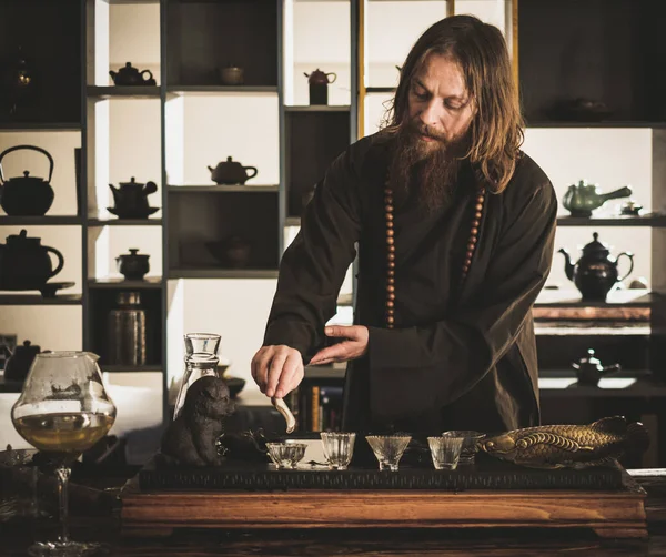 Çay seremonisi çay ustası tarafından yapılır. — Stok fotoğraf