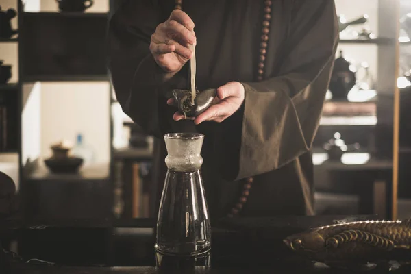 La ceremonia del té es realizada por el maestro del té — Foto de Stock