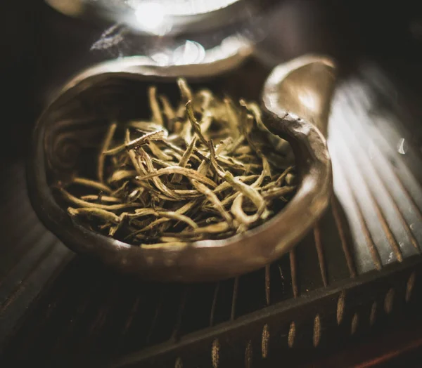 Smakligt te i en skål — Stockfoto