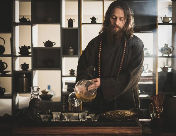 Tea ceremony is performed by tea master — Stock Photo, Image