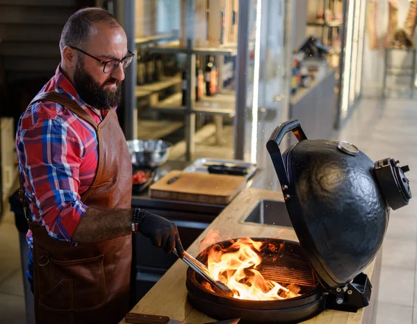 Chef förbereda träkol innan grillning i en restaurang — Stockfoto