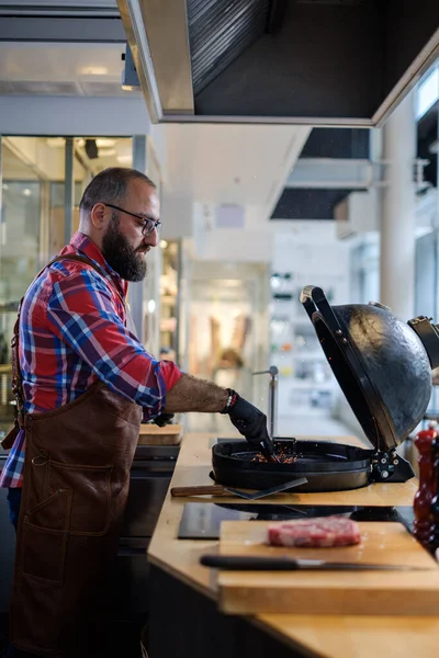 Chef preparar carvões antes de grelhar em um restaurante — Fotografia de Stock