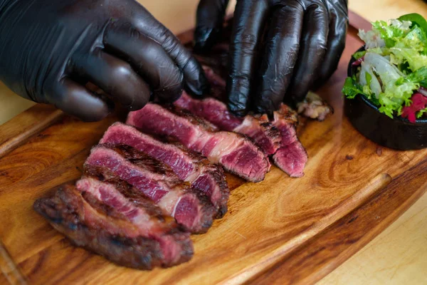 Servindo bife de carne cozido na hora em uma placa de madeira — Fotografia de Stock