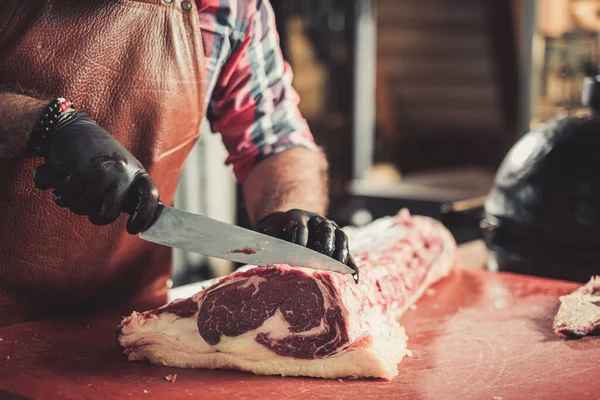 レストランで牛ステーキを切るシェフ — ストック写真