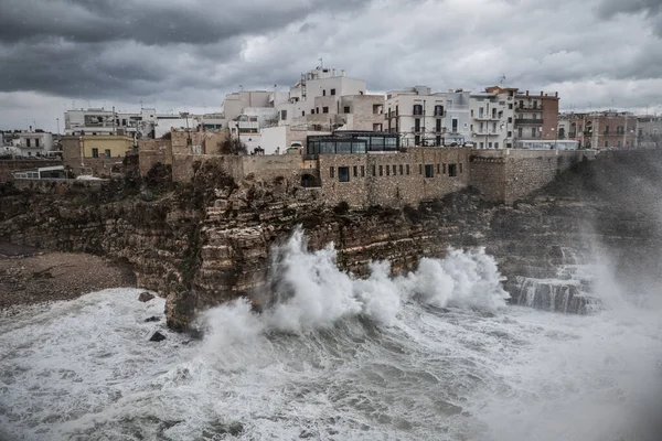 Polignano a Mare, İtalya 'da fırtınalı deniz — Stok fotoğraf