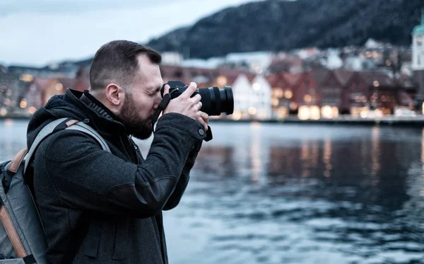 Turysta z kamreą przeciwko Tyskebryggen w Bergen, Norwegia — Zdjęcie stockowe