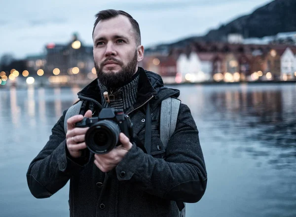 Turista con camrea contro Tyskebryggen a Bergen, Norvegia — Foto Stock