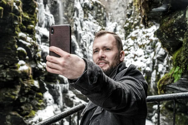 Turista tomando selfie en Bordalsgjelet gorge en Voss, Noruega . — Foto de Stock