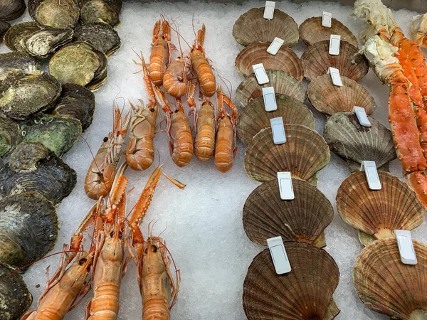 Diverse zeevruchten op vismarkt in Bergen, Noorwegen — Stockfoto