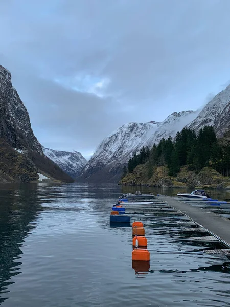 Barche in Naeroyfjord nel villaggio Gudvangen, Norvegia . — Foto Stock