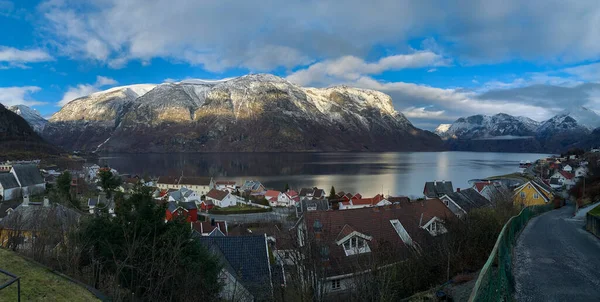 挪威Aurlandsfjord的一个荒凉的村庄 — 图库照片