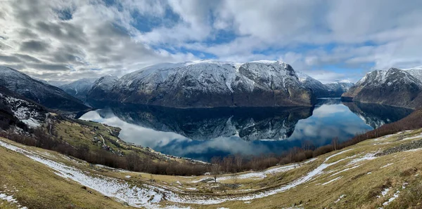 Vista de um fiorde de Aurlandsfjord na Noruega — Fotografia de Stock